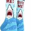 Winkrs - Haaien Sokken - Heren - 1 Paar Sokken Met Haai En Tekst Bite Me -maat 40-46 2 Winkrs - Haaien Sokken - Heren - 1 Paar Sokken Met Haai En Tekst Bite Me -maat 40-46 -Exporteren beenmode winkel 411x840 1