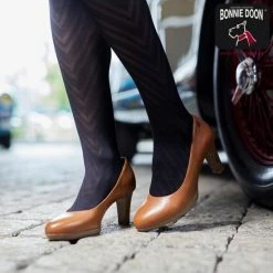 Bonnie Doon Dames Zigzag Panty 70 Denier Zwart Maat L/XL - Chique Panty - Zigzag Strepen Dessin - Brede Boord - Comfort - Streepjes Print - Gestreept - Zigzag Tights - Feestelijk - Black - BP211906.1 -Exporteren beenmode winkel 550x550 123