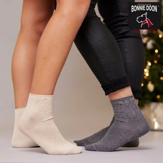 Bonnie Doon Dames Sokken Met Strass Steentjes Maat 36/42 Goud - Glitters En Strass Steentjes - Feestelijk - Feestdagen Sok - Zacht En Zeer Comfortabel - Uitstekende Pasvorm - Lurex Glitters - Glitter Sokken - Goudkleurig - Gold - LL201105.3 6 Bonnie Doon Dames Sokken Met Strass Steentjes Maat 36/42 Goud - Glitters En Strass Steentjes - Feestelijk - Feestdagen Sok - Zacht En Zeer Comfortabel - Uitstekende Pasvorm - Lurex Glitters - Glitter Sokken - Goudkleurig - Gold - LL201105.3 - Afbeelding 4