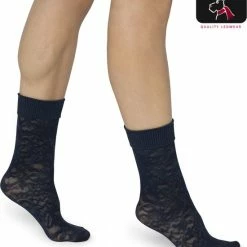 Bonnie Doon Dames Sokken Met Kant Maat 36/42 Donker Blauw - Panty Sokjes - Doorschijnende Sokken - Feestelijk - Semi Transparant - Kanten Sokken - Bloem Patroon - Uitstekende Pasvorm - Flower Sock - Donkerblauw - Navy - BP201101.2 -Exporteren beenmode winkel 550x645