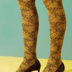 Bonnie Doon Panty Met Kant 60 Denier Geel Dames Maat 42/44 XL - Kanten Bloem Motief - Tekent Niet - Bloemen Print - Chique Bloemenprint - Gladde Naden - Maximaal Draagcomfort - Oker Geel - Goud - Old Gold - BN251966.15 -Exporteren beenmode winkel 550x826 7